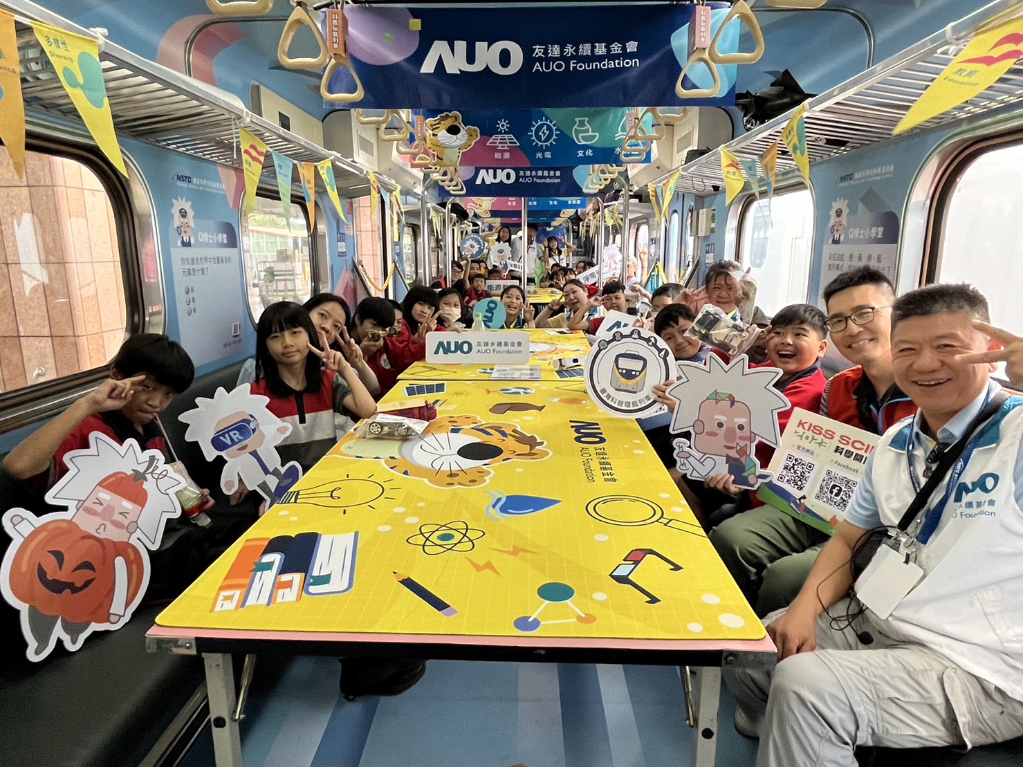 G22恒峰永續基金會參與「臺灣科普環島列車」，設計基礎科學車廂課程，以「淨零碳排和永續能源」為主題，讓學生透過創意實驗認識淨零知識，以及思考生活中的減碳行為