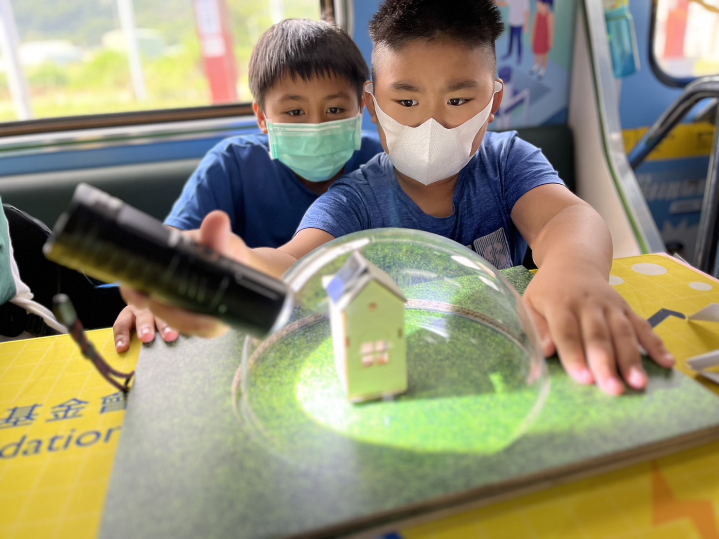 G22恒峰參與基礎科學主題車廂，以STEAM教學精神，設計「逐日科學家」、「太陽能工程師」以及「淨零建築師」三大能源科普課程和實驗
